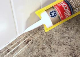 https://housecallsdiy.com/uploads/projects/Applying-Sealant-with-Cartridge-Web3.jpg