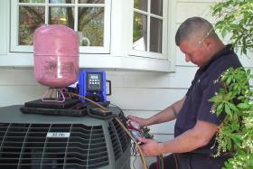 https://housecallsdiy.com/uploads/projects/Checking-AC-Refrigerant2---Web.jpg