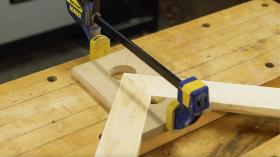 https://housecallsdiy.com/uploads/projects/Clamp-jig-holding-mitered-corners-together_WEB.jpg
