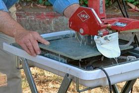 https://housecallsdiy.com/uploads/projects/Cutting-Tile-with-Wet-Saw.jpg