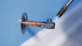 https://housecallsdiy.com/uploads/projects/Man-using-propane-torch-to-heat-toilet-valve_WEB.jpg