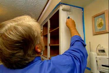 Striking off with a paint roller