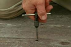 Tighting screw in deck board